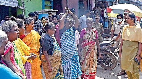 சென்னை கொண்டித்தோப்பு வடக்கு சுவர் (நார்த் வால்) சாலையில் உள்ள பொது கழிப்பிடத்தை அகற்ற எதிர்ப்பு தெரிவித்து அப்பகுதி மக்கள் நேற்று சாலை மறியலில் ஈடுபட்டனர். | படம்: ம.பிரபு |
