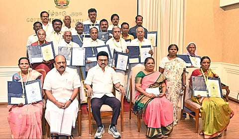வாழும் கைவினைப் பொக்கிஷம் மற்றும் பூம்புகார் மாநில விருது பெற்ற விருதாளர்களுடன் தமிழக முதல்வர் மு.க.ஸ்டாலின்