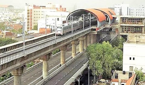 ஒரே நேரத்தில் வாகனங்களும், மெட்ரோ ரயிலும் செல்லும் வகையில் அமைக்கப்பட்டுள்ள ஈரடுக்கு மேம்பாலம். (கோப்பு படம்)