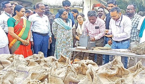 ஒரத்தநாடு அருகே கக்கரை நேரடி நெல் கொள்முதல் நிலையத்தில் கடந்த ஜன.22-ம் தேதி ஈரப்பதம் தொடர்பாக ஆய்வு செய்த மத்தியக் குழுவினர். (கோப்பு படம்)