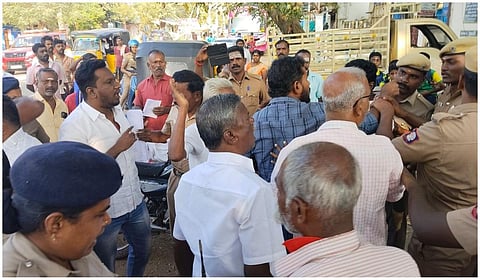 திருப்பரங்குன்றத்தில் அனுமதியின்றி துண்டுப் பிரசுரங்கள் விநியோகம்: தடுத்து நிறுத்திய போலீஸார்