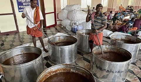பஞ்சாமிர்த தயாரிப்பு பணிகளில் ஈடுபட்டுள்ள எடப்பாடி விழாக்குழுவினர்