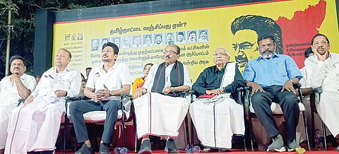 மும்மொழிக் கொள்கைக்கு எதிர்ப்பு தெரிவித்து திமுக கூட்டணி கட்சிகள் சார்பில் சென்னையில் நேற்று கண்டன ஆர்ப்பாட்டம் நடைபெற்றது. இதில், துணை முதல்வர் உதயநிதி, தி.க. தலைவர் கி.வீரமணி, காங்கிரஸ் மாநில தலைவர் செல்வப்பெருந்தகை, மார்க்சிஸ்ட் கம்யூனிஸ்ட் மாநில செயலாளர் பெ.சண்முகம், இந்திய கம்யூனிஸ்ட் மாநில செயலாளர் இரா.முத்தரசன், மதிமுக பொதுச் செயலாளர் வைகோ, விசிக தலைவர் திருமாவவன், இந்திய யூனியன் முஸ்லிம் லீக் தேசிய தலைவர் காதர் மொகிதீன் கலந்து கொண்டனர்.