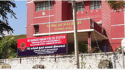 பல்லாவரம் | மத்திய அரசு வேலை வாங்கி தருவதாக ரூ. 17 லட்சம் மோசடி: பாஜக நிர்வாகிக்கு போலீஸ் வலை