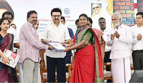 தமிழ்நாடு நகர்ப்புற வாழ்விட மேம்பாட்டு வாரியத்தின் சார்பில் குடியிருப்புக்கான ஒதுக்கீட்டு ஆணைகளை முதல்வர் ஸ்டாலின் வழங்கினார்