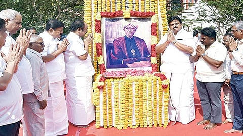 தமிழ்நாடு அரசு சார்பில், தமிழ்த் தாத்தா டாக்டர் உ.வே.சாமிநாதையர் 171-வது பிறந்த நாளையொட்டி, சென்னை மாநில கல்லூரி வளாகத்தில் அமைந்துள்ள அவரது சிலைக்கு அருகில் வைக்கப்பட்டிருந்த படத்துக்கு அமைச்சர்கள் தங்கம் தென்னரசு, மு.பெ.சாமிநாதன், துணை மேயர் மகேஷ்குமார், தமிழ் வளர்ச்சி மற்றும் செய்தித் துறை செயலாளர் வே.ராஜாராமன், செய்தி மக்கள் தொடர்புத் துறை இயக்குநர் இரா.வைத்திநாதன், தமிழ் வளர்ச்சித் துறை இயக்குநர் முனைவர் ந.அருள், செய்தி மக்கள் தொடர்புத் துறை கூடுதல் இயக்குநர் மு.பா.அன்புச்சோழன் (மக்கள் தொடர்பு) மற்றும் அரசு உயர் அலுவலர்கள் மலர்தூவி மரியாதை செலுத்தினர்.