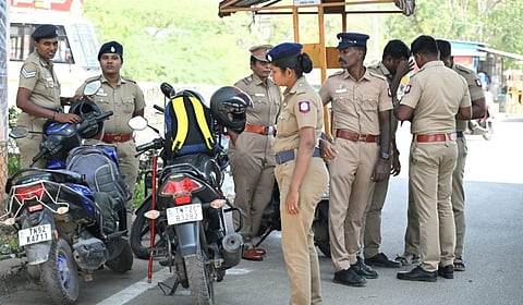 தூத்துக்குடியில் இந்திய உணவுக்கழக குடோன் பகுதியில் பாதுகாப்பு பணியில் ஈடுபட்டிருந்த போலீஸார் | படம்: என்.ராஜேஷ்