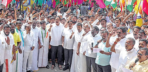சாதிவாரி கணக்கெடுப்பு நடத்த வலியுறுத்தி, சென்னை வள்ளுவர் கோட்டம் அருகே நேற்று பாமக சார்பில் தொடர் முழக்க போராட்டம் நடைபெற்றது. இதில் பாமக தலைவர் அன்புமணி, இந்திய ஜனநாயக கட்சி தலைவர் ரவி பச்சமுத்து உள்ளிட்டோர் பங்கேற்றனர். படம்: எஸ்.சத்தியசீலன்