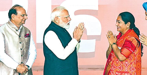 ராம்லீலா மைதானத்தில் நேற்று நடைபெற்ற விழாவில் டெல்லி முதல்வராக ரேகா குப்தா பதவியேற்றுக் கொண்டார். அவருக்கு பிரதமர் மோடி வாழ்த்து தெரிவித்தார். உடன் துணைநிலை ஆளுநர் வி.கே.சக்சேனா.படம்: பிடிஐ