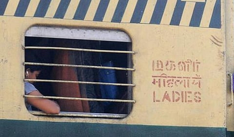 சென்னை | மகளிர் பெட்டி அருகே தேவையில்லாமல் சென்ற 889 பேர் மீது வழக்குப்பதிவு