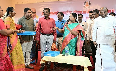 தூத்துக்குடியில் மாநில சிறுபான்மையினர் ஆணையம் சார்பில் கல்லூரி மாணவர்களுக்கான பேச்சுப் போட்டியை அமைச்சர் பெ.கீதாஜீவன் தொடங்கி வைத்து பேசினார்.