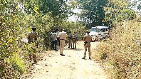 கிருஷ்ணகிரி பொன்மலைக்குட்டை பெருமாள் கோயில் பகுதியில்
துப்பாக்கிச் சூடு நடந்த இடத்தில் விசாரணை நடத்திய போலீஸார்.
