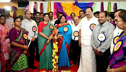 கைத்தறி ஆடைகள் விற்பனை செய்ய தமிழக - ஆந்திர அரசுகள் இடையே ஒப்பந்தம்