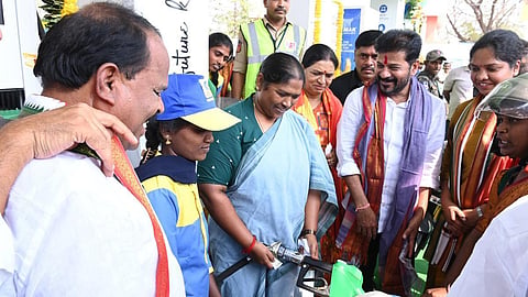 மகளிர் சுய உதவி குழுவுக்கு அரசு நிலத்தில் பெட்ரோல் பங்க்: தெலங்கானா முதல்வர் வாக்குறுதி