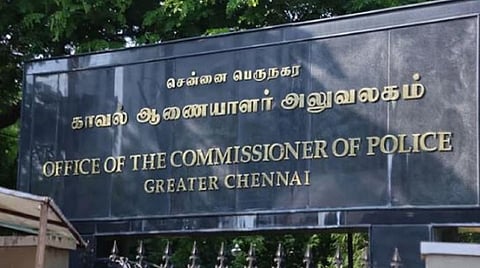 மாணவனிடம் பாலியல் அத்துமீறியதாக பொய் புகார்: கைதான ஆசிரியரை விடுவிக்க கோரி காவல் ஆணையரிடம் பள்ளி மாணவர்கள் மனு