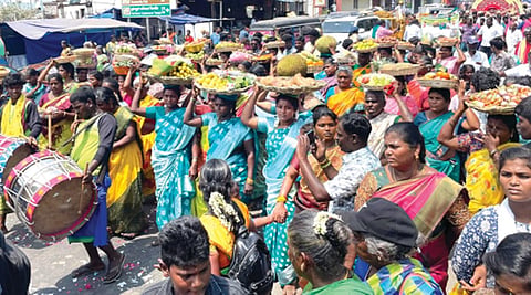 தைப்பூச திருவிழாவையொட்டி வள்ளிக்கு பிறந்த வீட்டு சீதனம் வழங்கிய குறவர்கள்