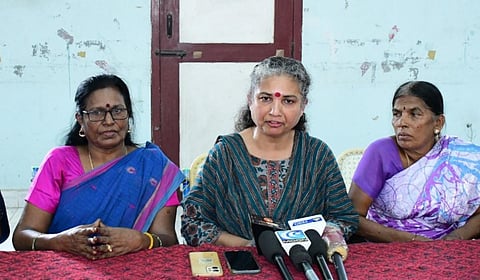 மதுரையில் அகில இந்திய அங்கன்வாடி ஊழியர் மற்றும் உதவியாளர் சங்கத்தின் செயலாளர் ஏ.ஆர்.சிந்து, மாநில பொதுச் செயலாளர் டி.டெய்சி ஆகியோர் செய்தியாளர்களை சந்தித்தனர் | படம்:எஸ்.கிருஷ்ணமூர்த்தி.