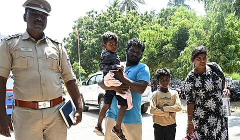 மெரைன் போலீஸாரால் மண்படம் முகாமில் ஒப்படைக்கப்பட்ட இலங்கை தமிழர்கள் | படம்: எல். பாலச்சந்தர்