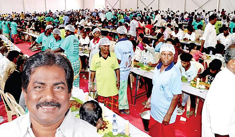 மதுரை மேற்குத் தொகுதி திமுக பொது உறுப்பினர்கள் கூட்டத்தில் பங்கேற்றவர்களுக்கு அசைவ விருந்து அளிக்கப்பட்டது. | உள்படம்: அமைச்சர் பி.மூர்த்தி |