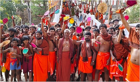 குமரி மாவட்டம் முஞ்சிறை மகாதேவர் கோயிலில் இருந்து பன்னிரு சிவாலய ஓட்டத்தை கையில் விசிறியுடன் தொடங்கிய பக்தர்கள்