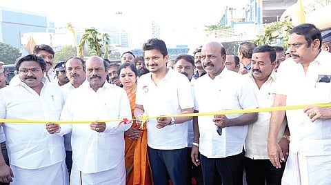சென்னை, ராஜீவ் காந்தி சாலை, டைடல் பார்க் சந்திப்பில் கட்டப்பட்டுள்ள `U' வடிவ மேம்பாலத்தை துணை முதல்வர் உதயநிதி ஸ்டாலின் நேற்று திறந்துவைத்தார். உடன் அமைச்சர்கள் எ.வ.வேலு, மா.சுப்பிரமணியன், நாடாளுமன்ற உறுப்பினர் தமிழச்சி தங்கபாண்டியன், எம்எல்ஏக்கள் ஜே.எம்.எச். ஹசன் மவுலானா, ஏ.எம்.வி.பிரபாகர் ராஜா, தமிழ்நாடு சாலை மேம்பாட்டு நிறுவன நிர்வாக இயக்குநர் டி.பாஸ்கர பாண்டியன், நெடுஞ்சாலைத் துறை தலைமைப் பொறியாளர் எஸ்.பழனிவேல் உள்ளிட்டோர்.