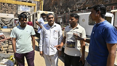 ஆபத்துக்கு உதவும் எலி வளை சுரங்கத் தொழிலாளர்களை அங்கீகரிக்க வேண்டாமா?