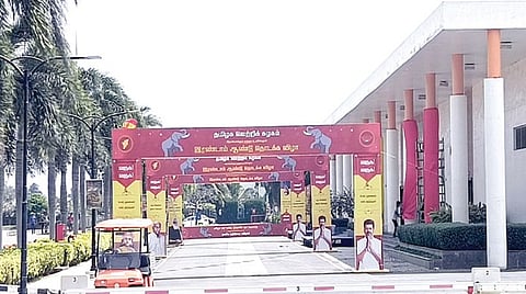 பூஞ்சேரி பகுதியில் உள்ள தனியார் நட்சத்திர விடுதியில் இன்று நடைபெற உள்ள தவெக 2-ம் ஆண்டு தொடக்க விழாவுக்காக விடுதியின் முகப்பு பகுதியில் அமைக்கப்பட்டுள்ள அலங்கார வளைவுகள்.