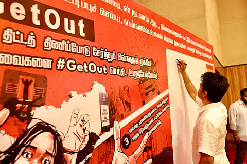 தவெக 2-ஆம் ஆண்டு விழா தொடக்கம்: #GetOut கையெழுத்து இயக்கத்தை தொடங்கி வைத்தார் விஜய்!