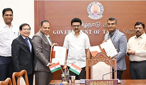 தோல் அல்லாத காலணி உற்பத்தி திட்டத்தை நிறுவுவதற்கான புரிந்துணர்வு ஒப்பந்தம் முதல்வர் ஸ்டாலின் முன்னிலையில் மேற்கொள்ளப்பட்டது