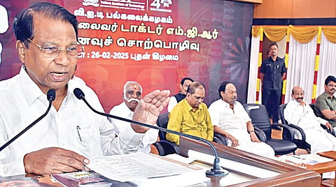 காட்பாடியில் உள்ள விஐடி பல்கலைக்கழகத்தில் புரட்சித்தலைவர் டாக்டர் எம்.ஜி.ஆர்
நினைவு சொற்பொழிவு நிகழ்ச்சி நேற்று நடைபெற்றது. இதில் உரையாற்றிய
விஐடி வேந்தர் கோ.விசுவநாதன். அருகில், முன்னாள் அமைச்சர்கள் வி.வி.சுவாமிநாதன், சி.பொன்னையன் உள்ளிட்டோர். | படம்: வி.எம்.மணிநாதன் |