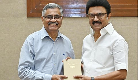 உலகத் தமிழராய்ச்சி நிறுவன தலைவராக நியமிக்கப்பட்டுள்ள ஆர்.பாலகிருஷ்ணன் தமிழக முதல்வர் மு.க.ஸ்டாலினை சந்தித்து வாழ்த்துப் பெற்றார்.
