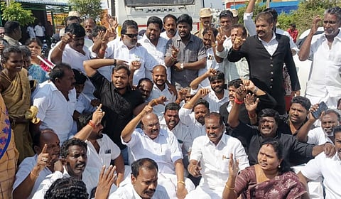 திருக்கழுக்குன்றத்தில் சாலை மறியலில் ஈடுபட்ட முன்னாள் அமைச்சர் ஜெயக்குமார் உள்ளிட்ட அதிமுகவினரை போலீஸார் கைது செய்தனர்.