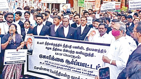 உயர் நீதிமன்றத்தில் காலியாக உள்ள நீதிபதி பணியிட நியமனத்தில் சமூக நீதியை பின்பற்ற வலியுறுத்தி, சென்னை உயர்நீதிமன்ற வழக்கறிஞர்கள் ஆவின் நுழைவாயில் பகுதியில் நேற்று கோரிக்கை ஆர்ப்பாட்டம் நடத்தினர். | படம்: ம.பிரபு |
