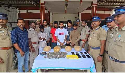 கோவை அருகே விற்பனைக்காக பதுக்கி வைக்கப்பட்ட போதைப்பொருட்களை பறிமுதல் செய்த போலீஸார் 6 பேரை கைது செய்தனர்.