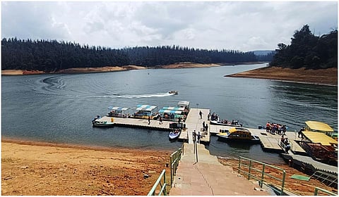 பைக்காரா படகு இல்லத்தில் தண்ணீர் குறைந்தாலும் படகு சவாரி செய்ய சுற்றுலா பயணிகள் ஆர்வம்