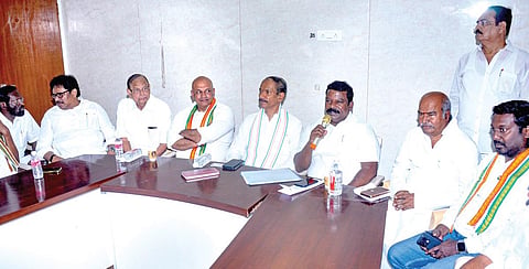 தமிழக காங்கிரஸ் மேலிட பொறுப்பாளராக நியமிக்கப்பட்ட கிரிஷ் சோடங்கர், சென்னை சத்தியமூர்த்தி பவனில், மாநில தலைவர் செல்வப்பெருந்தகை, அகில இந்திய செயலாளர் சூரஜ் ஹெக்டே, மூத்த தலைவர்கள் தங்கபாலு, கே.எஸ்.அழகிரி, கிருஷ்ணசாமி, திருநாவுக்கரசர் உள்ளிட்டோருடன் நேற்று ஆலோசனை நடத்தினர். படம்: எஸ்.சத்தியசீலன்