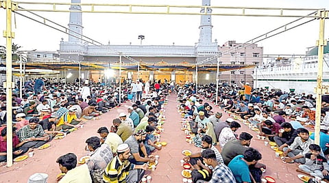 ரமலான் நோன்பு தொடங்கியதை அடுத்து சென்னை திருவல்லிக்கேணியில் உள்ள பெரிய மசூதியில் நேற்று முதல் நாள் நோன்பு துறந்த இஸ்லாமியர்கள். | படம்: எஸ்.சத்தியசீலன் |