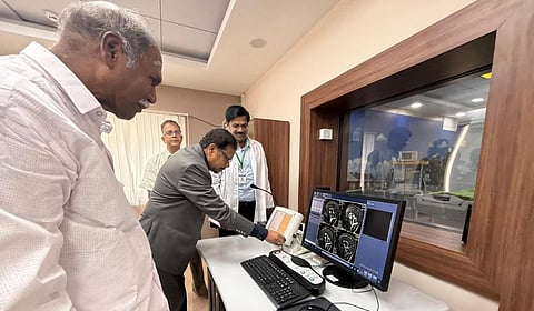 புதுச்சேரி மருத்துவமனையில் துணைநிலை ஆளுநர் கைலாஷ்நாதன் எம்ஆர்ஐ ஸ்கேனை இயக்கி வைத்து மக்கள் பயன்பாட்டுக்கு அர்ப்பணித்தார்