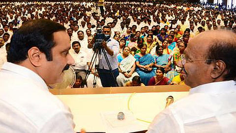 பாமக தலைவர் அன்புமணி ராமதாஸ், பாமக நிறுவனர் ராமதாஸ் (படத்தில் இடமிருந்து வலமாக)