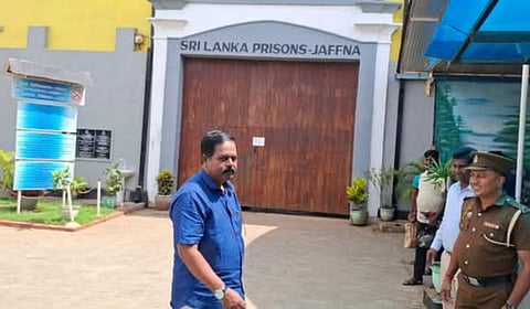 யாழ்ப்பாணம் சிறையில் உள்ள தமிழக மீனவர்களை சிவஞானம் ஸ்ரீதரன் எம்.பி. சந்தித்துப் பேசினார்.
