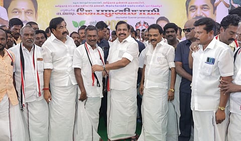 சேலம் மாவட்டம் ஆத்தூரில் மாற்றுக் கட்சியைச் சேர்ந்தவர்கள் அதிமுக பொதுச் செயலாளர் எடப்பாடி பழனிசாமி முன்னிலையில் அக்கட்சியில் இணைந்தனர்.