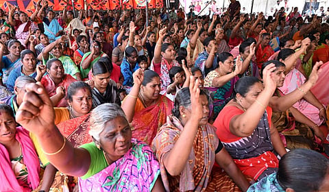 தங்கச்சிமடத்தில் 5-வது நாளாக காத்திருப்பு போராட்டத்தில் ஈடுபட்ட மீனவர்கள் | படம்: எல். பாலச்சந்தர்.