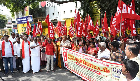 தமிழ்நாடு ‘ஏஐடியுசி’உடல் உழைப்பு தொழிலாளர் சம்மேளனத்தின் சார்பில் கோவை ஆட்சியர் அலுவலகம் அருகே ஆர்ப்பாட்டம் நடந்தது | படம்: ஜெ.மனோகரன்