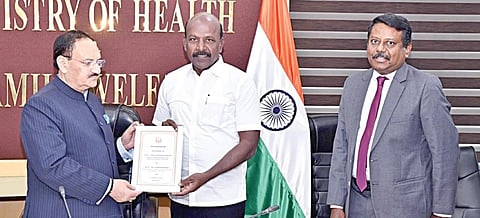 டெல்லியில் மத்திய அமைச்சர் ஜெ.பி.நட்டாவை சந்தித்து கோரிக்கை மனு அளித்த, தமிழக அமைச்சர் மா.சுப்பிரமணியன். உடன் சுகாதாரத் துறை செயலாளர் ப.செந்தில்குமார்.