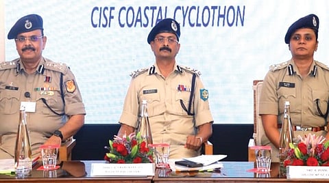 சென்னையில், செய்தியாளர்களிடம் பேசிய மத்திய தொழில் பாதுகாப்பு படை தென்மண்டல தலைமையக ஐ.ஜி. எஸ்.ஆர்.சரவணன். (நடுவில்) டிஐஜிக்கள் ஆர்.பொன்னி, அர்ஜுன் சிங் ஆகியோர்.