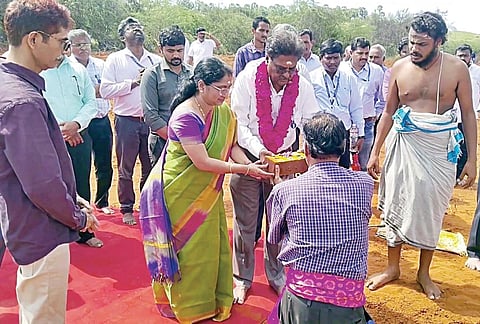 குலசேகரன்பட்டினம் ராக்கெட் ஏவுதளம் அமையவுள்ள இடத்தில் நிர்வாக அலுவலகக் கட்டிடத்துக்கான பூமி பூஜை நேற்று நடைபெற்றது.
