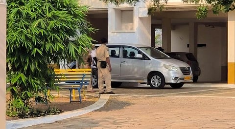 கரூர் கோதை நகரில் உள்ள சக்தி மெஸ் கார்த்தி வீடு.