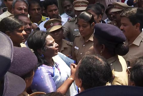 மும்மொழிக் கொள்கைக்கு ஆதரவாக பொதுமக்களிடம் கையெழுத்துப் பெற்ற பாஜக தலைவர் தமிழிசை சவுந்தரராஜனை போலீஸார் கைது செய்தனர்