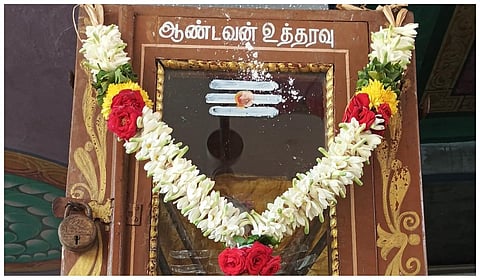 சிவன்மலை முருகன் கோயில் ஆண்டவன் உத்தரவு பெட்டியில் கற்பூரம், பிரம்பு வைத்து வழிபாடு!