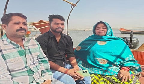 படகோட்டி பிண்ட்டூ மெஹ்ரா மற்றும் அவரது குடும்பத்தினர்